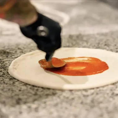 Sos de roșii și ingrediente proaspete pregătite pentru pizza