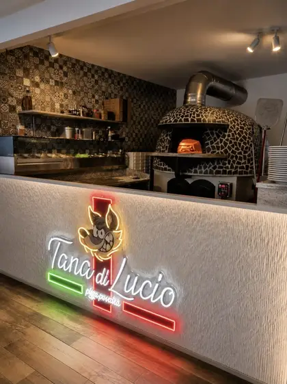 Interiorul vetrei de piatră, Tana di Lucio